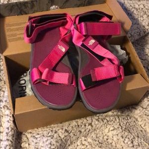 North face little wave sandals
